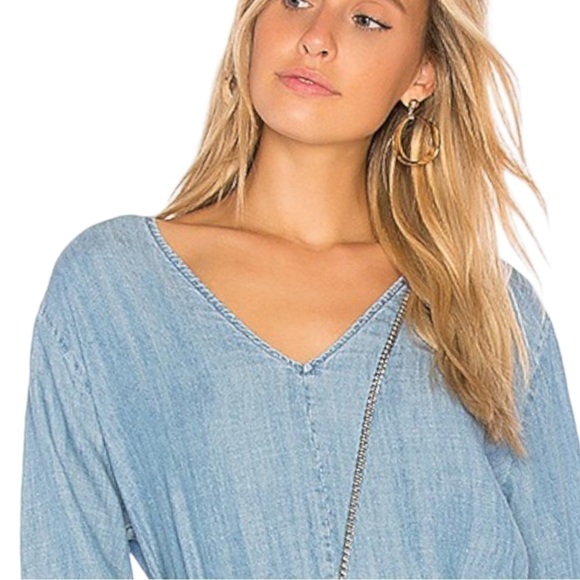 Revolve Rails Zimi Top Medium Vintage Wash Size XS Chambray Bell Sleeves V Neck - Picture 7 of 16